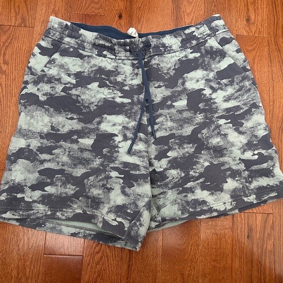 Lululemon shorts size 12 - Picture 1 of 3